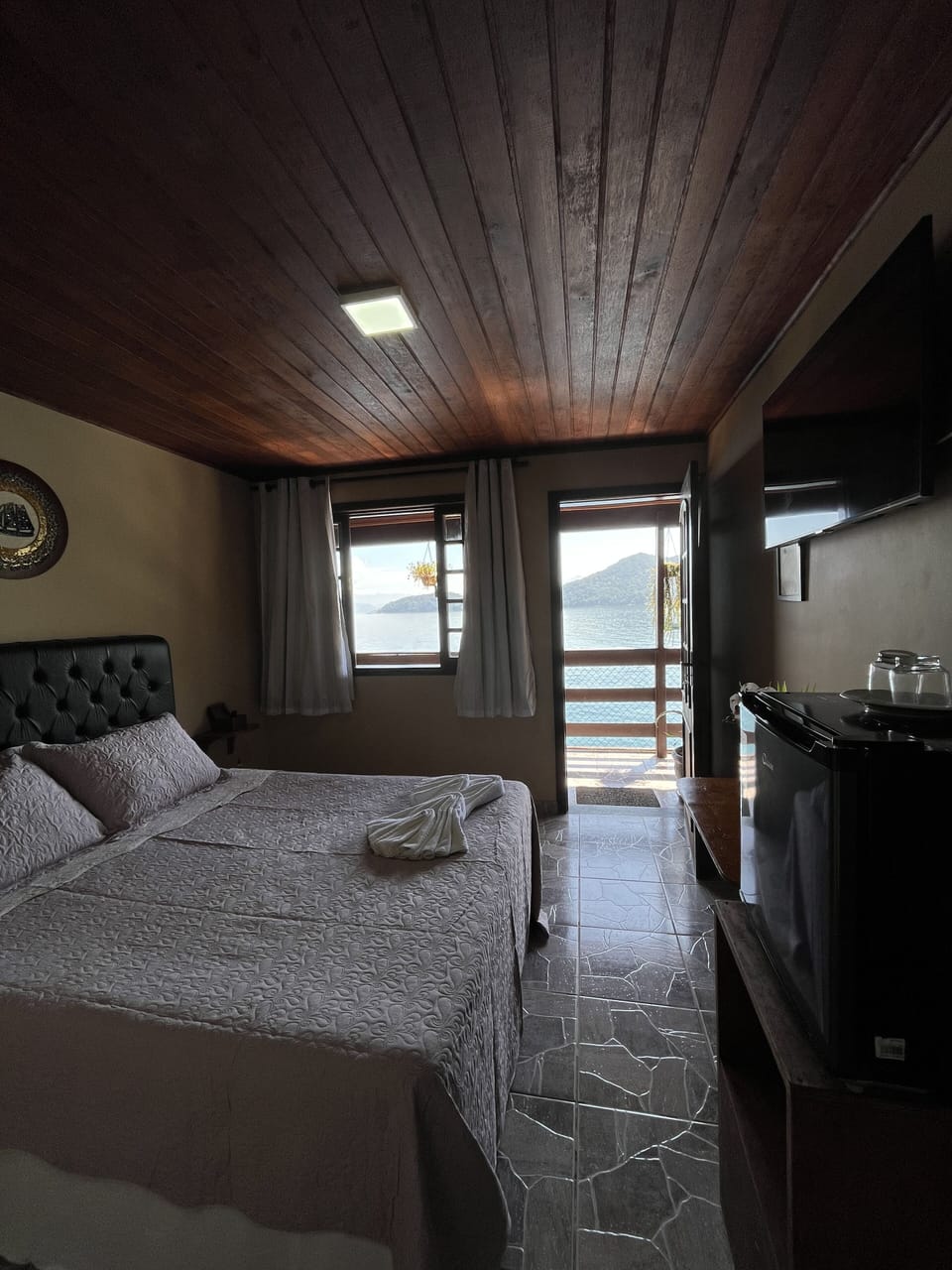 Blackout drapes, free WiFi, bed sheets