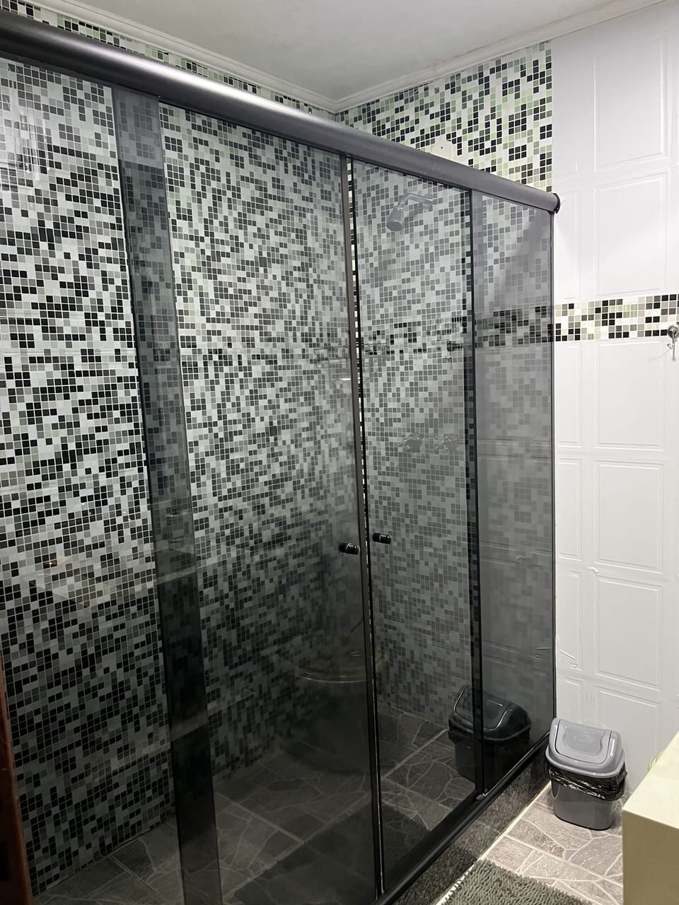 Basic Room, 1 Queen Bed, Courtyard View | Bathroom | Shower, rainfall showerhead, free toiletries, towels