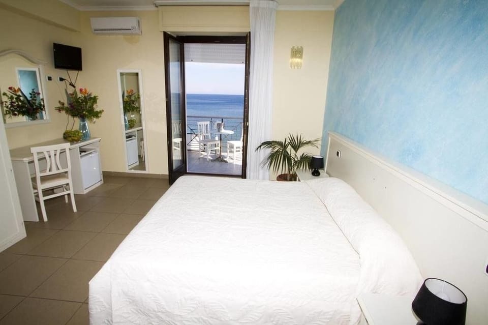 Room | Desk, free WiFi, bed sheets