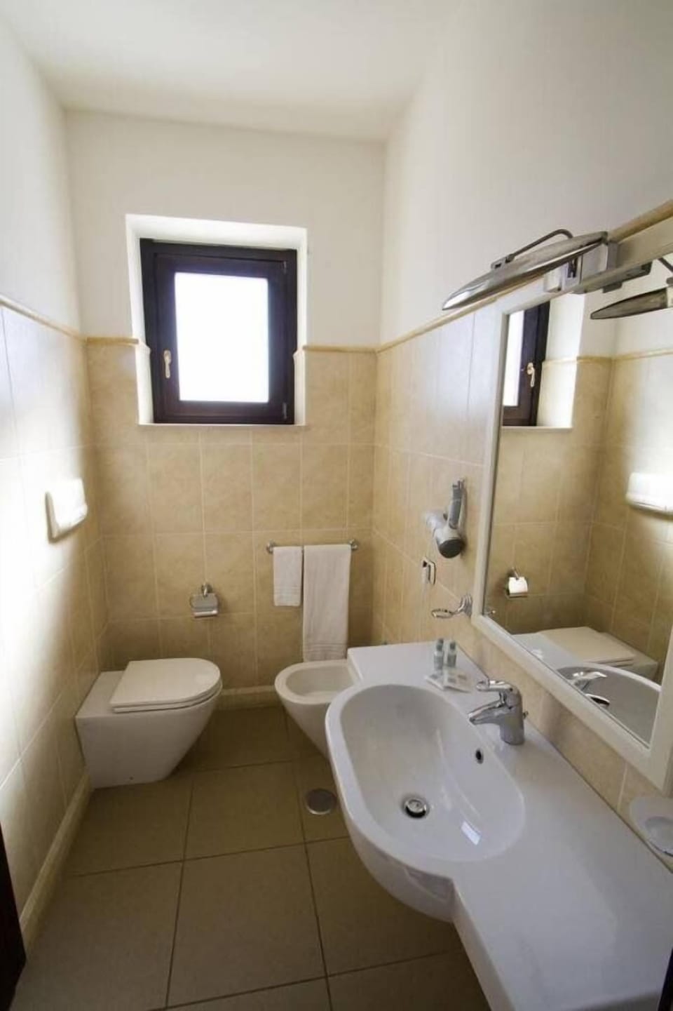 Room | Bathroom | Shower, free toiletries, hair dryer, bidet