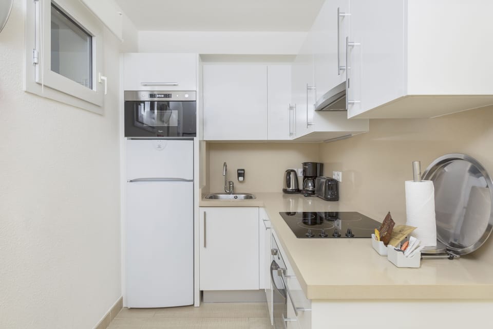Studio (Apartment) | Private kitchen | Fridge, microwave, stovetop, coffee/tea maker