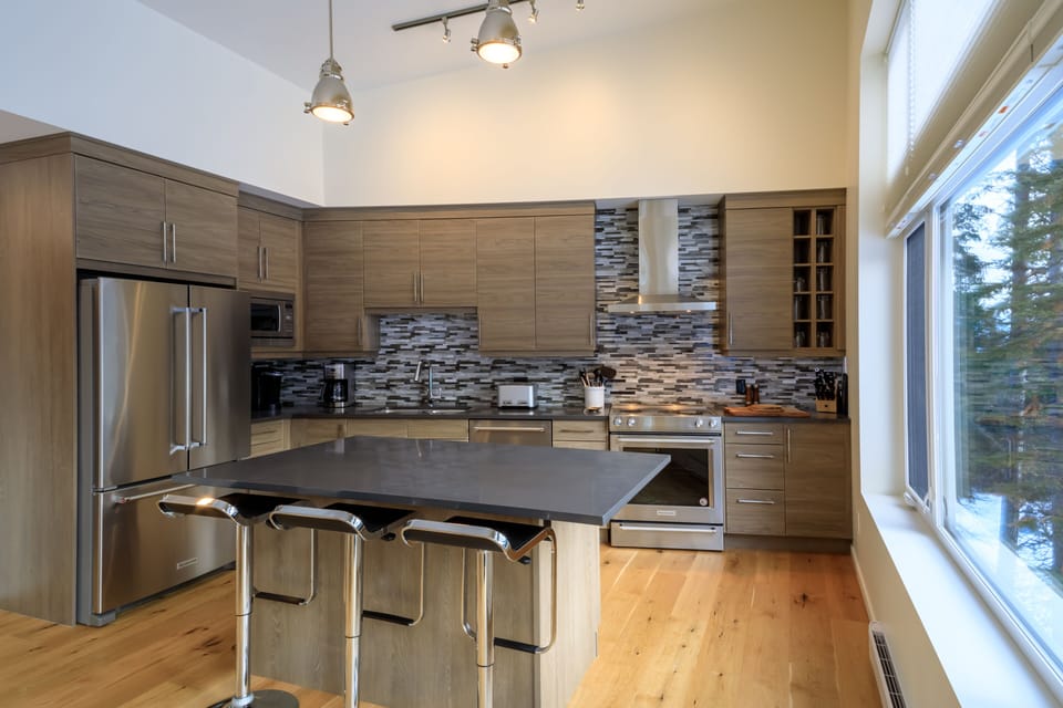 Huge modern kitchen w/ oversized fridge, gas range, vent hood, oven & microwave.
