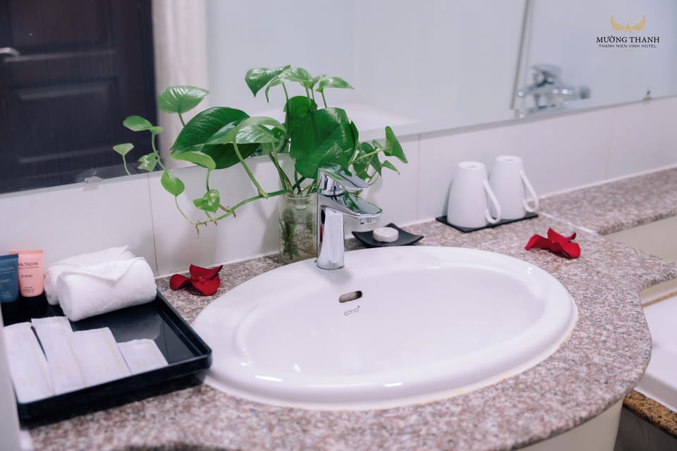 Deluxe Twin Room | Bathroom | Free toiletries, hair dryer, slippers, bidet