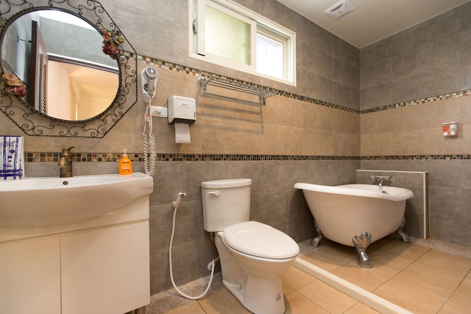 Deluxe Double Room | Bathroom | Separate tub and shower, deep soaking tub, free toiletries, hair dryer