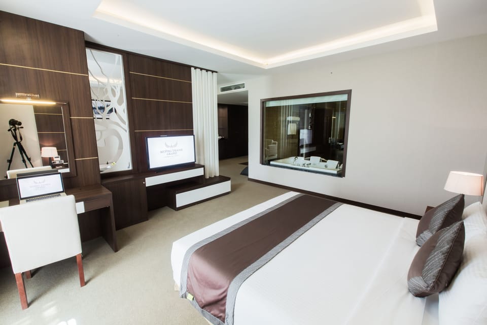 Executive Suite | Minibar, in-room safe, desk, blackout drapes