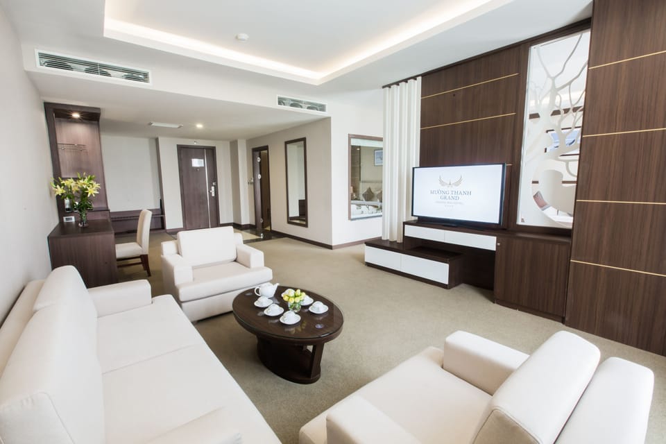 Executive Suite | Minibar, in-room safe, desk, blackout drapes