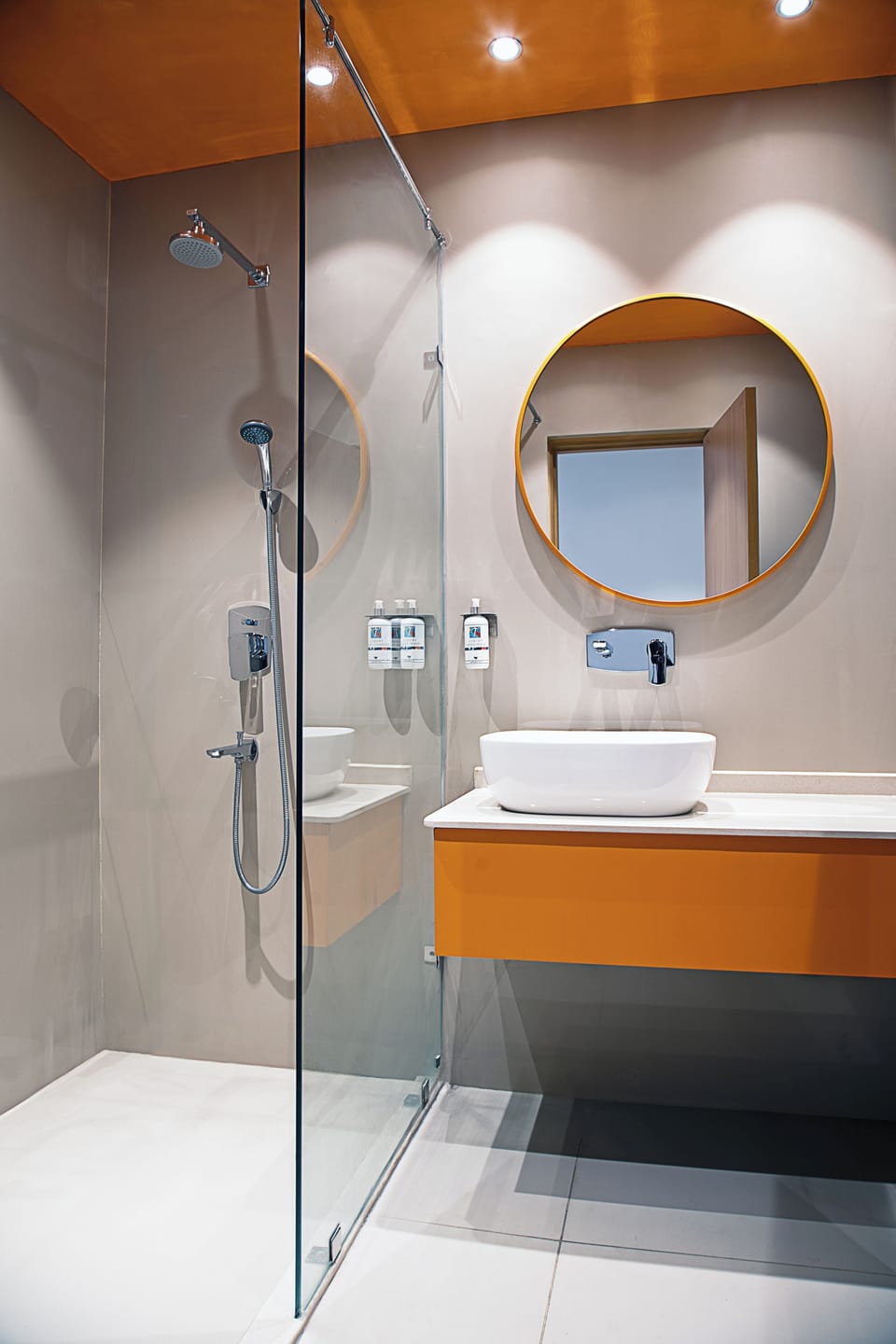 Superior Twin Room | Bathroom | Shower, free toiletries, towels