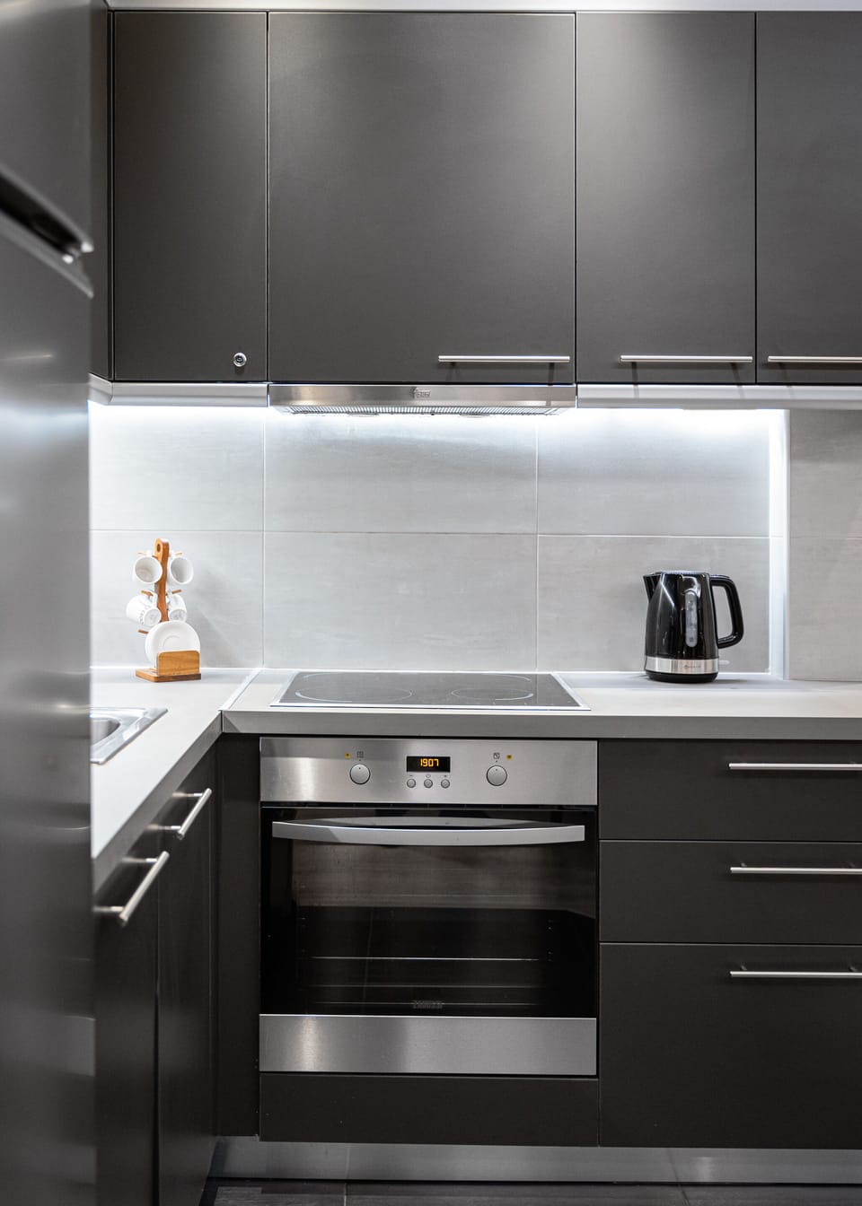 Elite Apartment, 1 Queen Bed with Sofa bed, Balcony | Private kitchen | Fridge, microwave, oven, stovetop