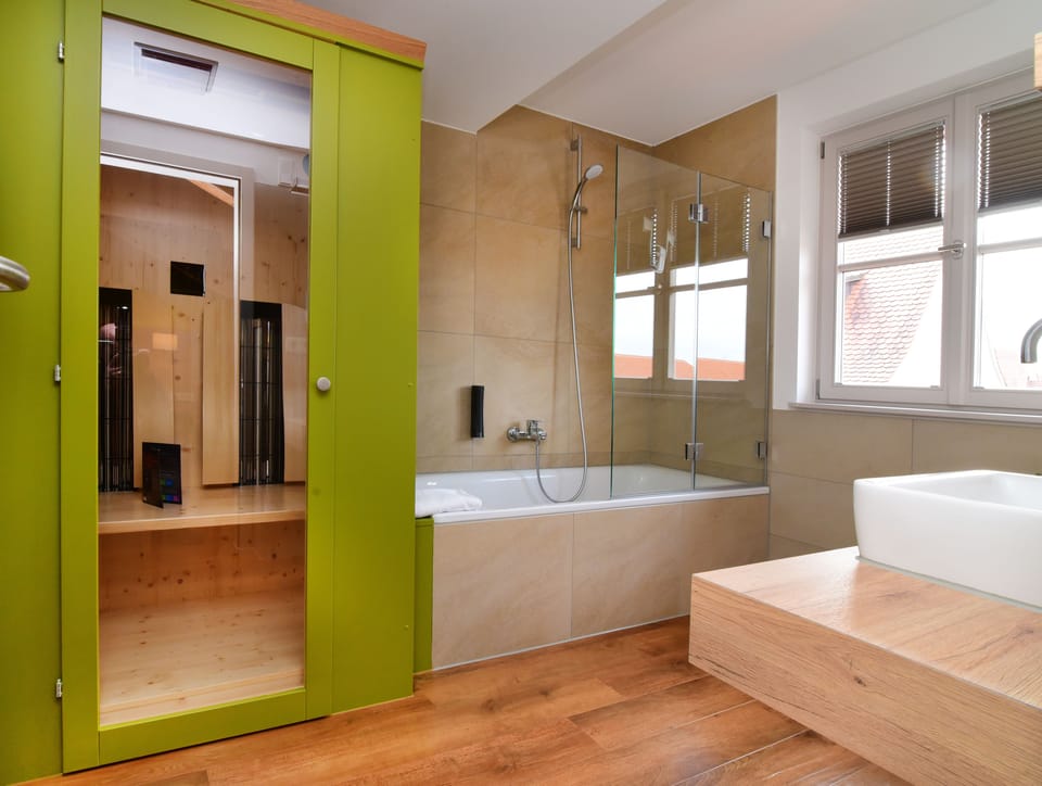 Comfort Double Room | Bathroom | Free toiletries, hair dryer, towels