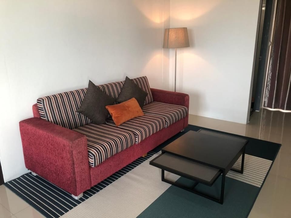 Suite | Living area | 32-inch flat-screen TV with cable channels, TV