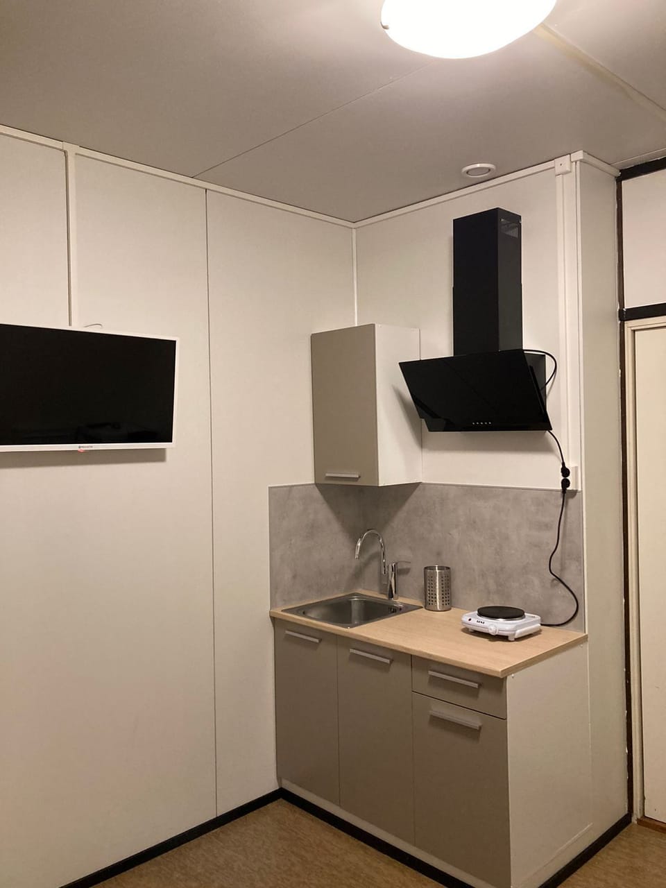 Economy Studio | Private kitchen | Microwave, cleaning supplies, paper towels