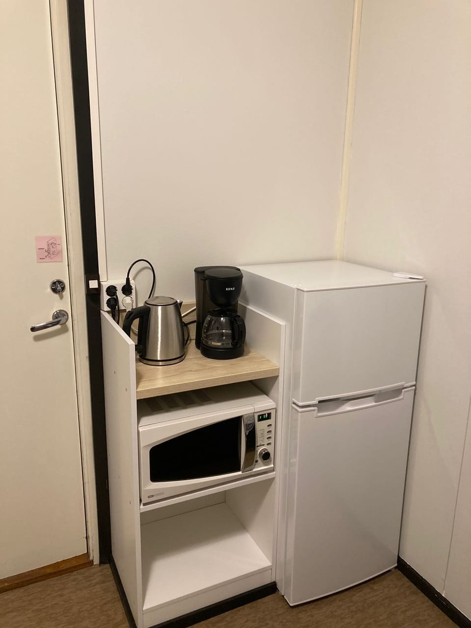 Economy Studio | Private kitchen | Microwave, cleaning supplies, paper towels