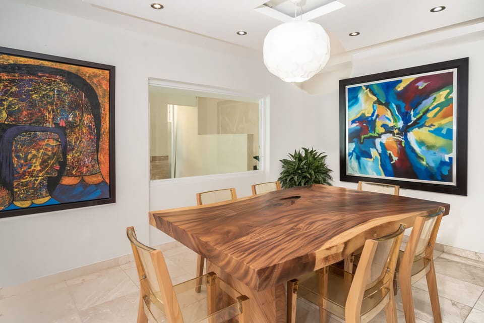 Spacious dinning area for 6 guests