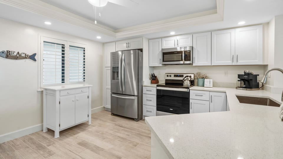 FULL KITCHEN