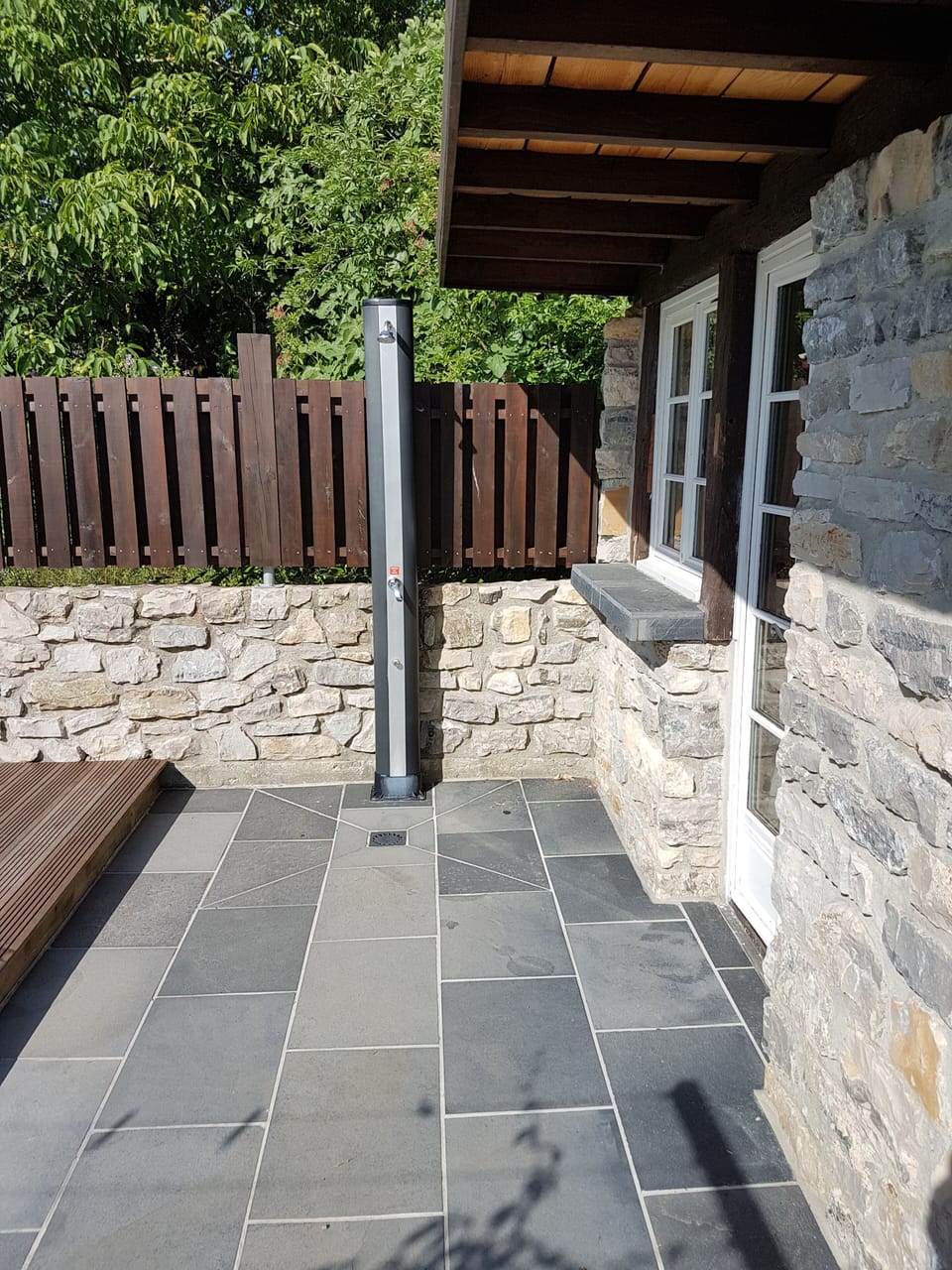 Out door shower and poolhouse.
