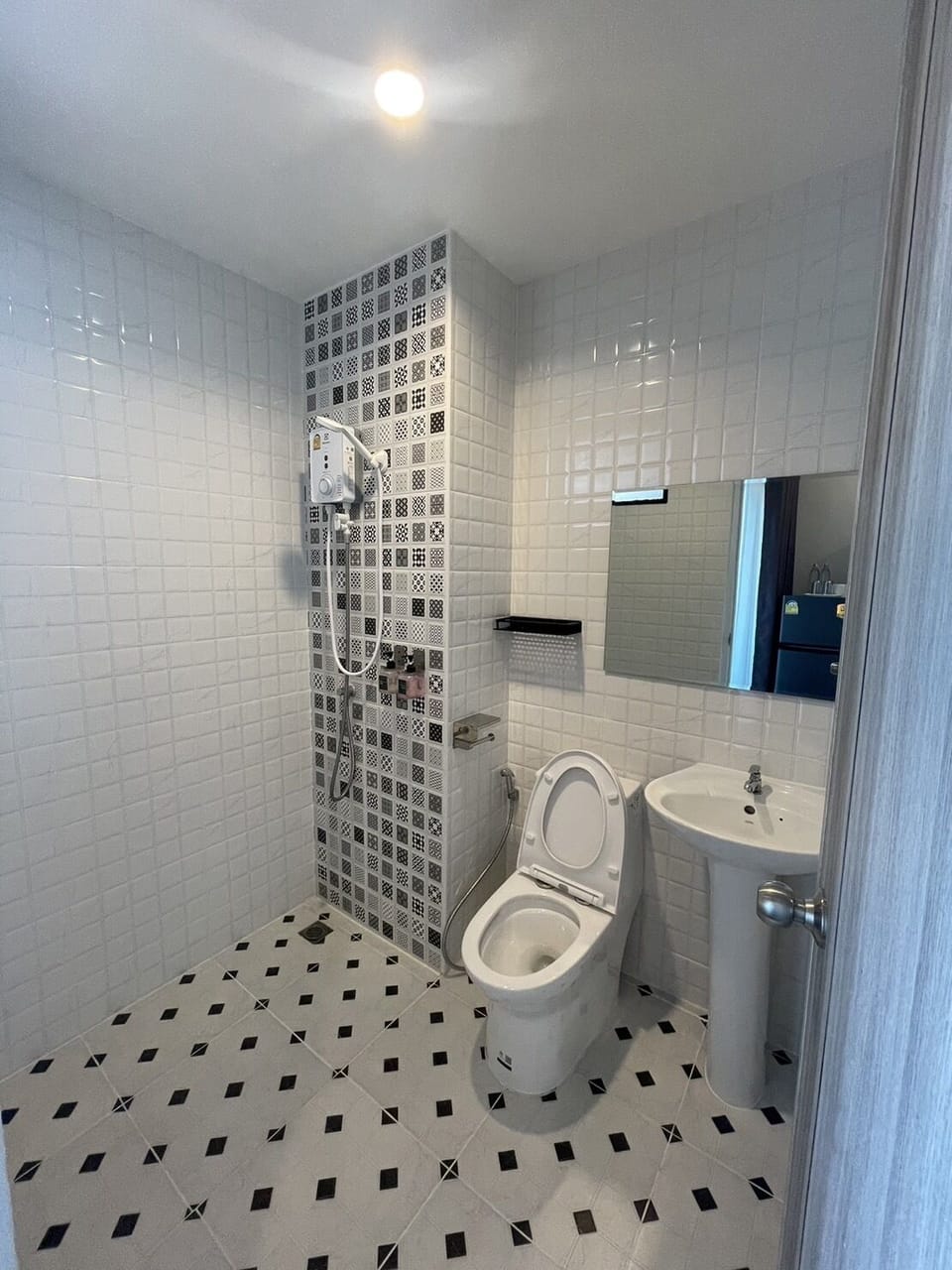 Standard Double Room, 1 King Bed | Bathroom | Shower, free toiletries, towels