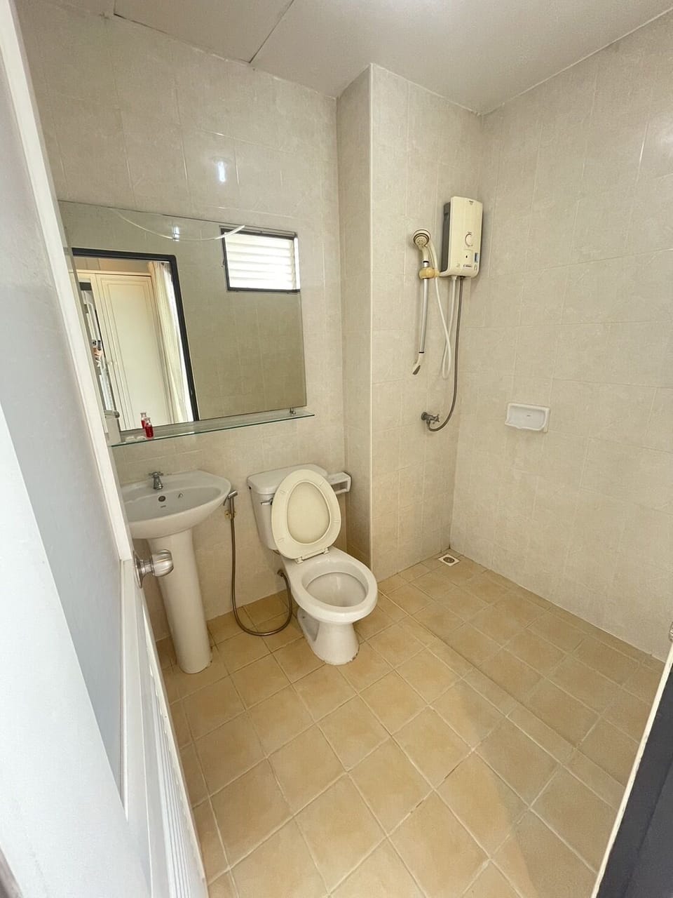 Standard Twin Room, 2 Twin Beds | Bathroom | Shower, free toiletries, towels