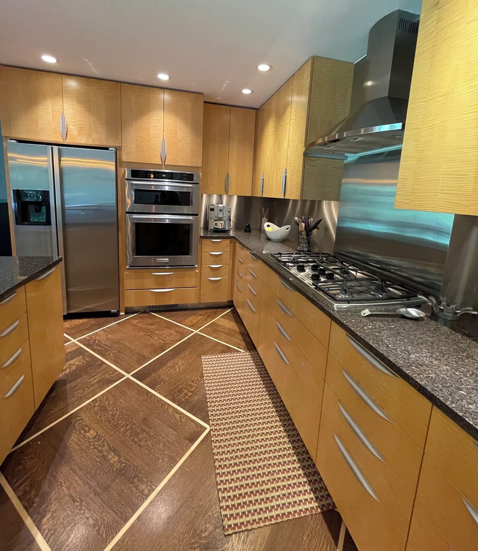 Gas cooktop, combo microwave/oven and refrigerator