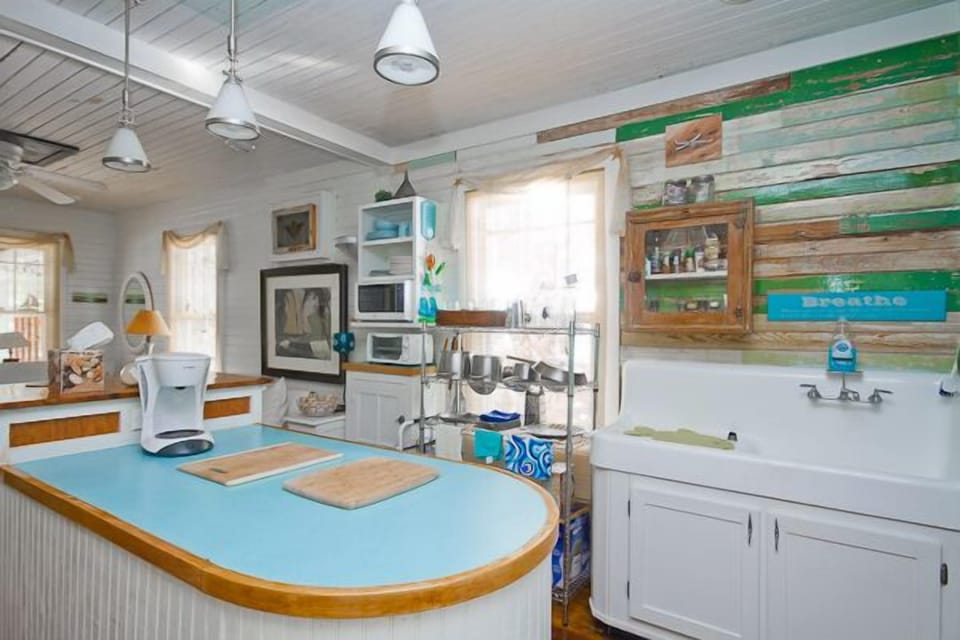 Fully equipped kitchen with full size appliances and all essentials.