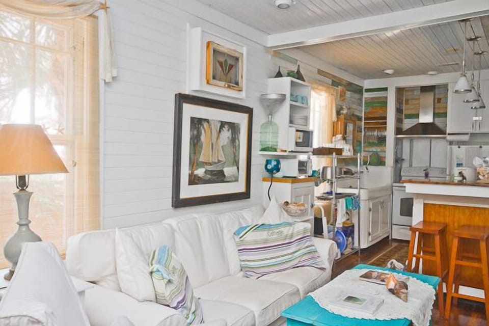 Relaxing family room, flat screen TV,   seating for 4