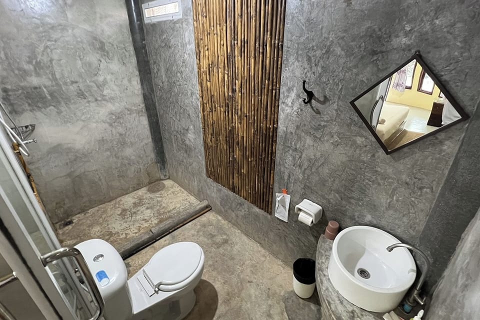 Superior Room with River View | Bathroom | Shower, free toiletries, towels, soap