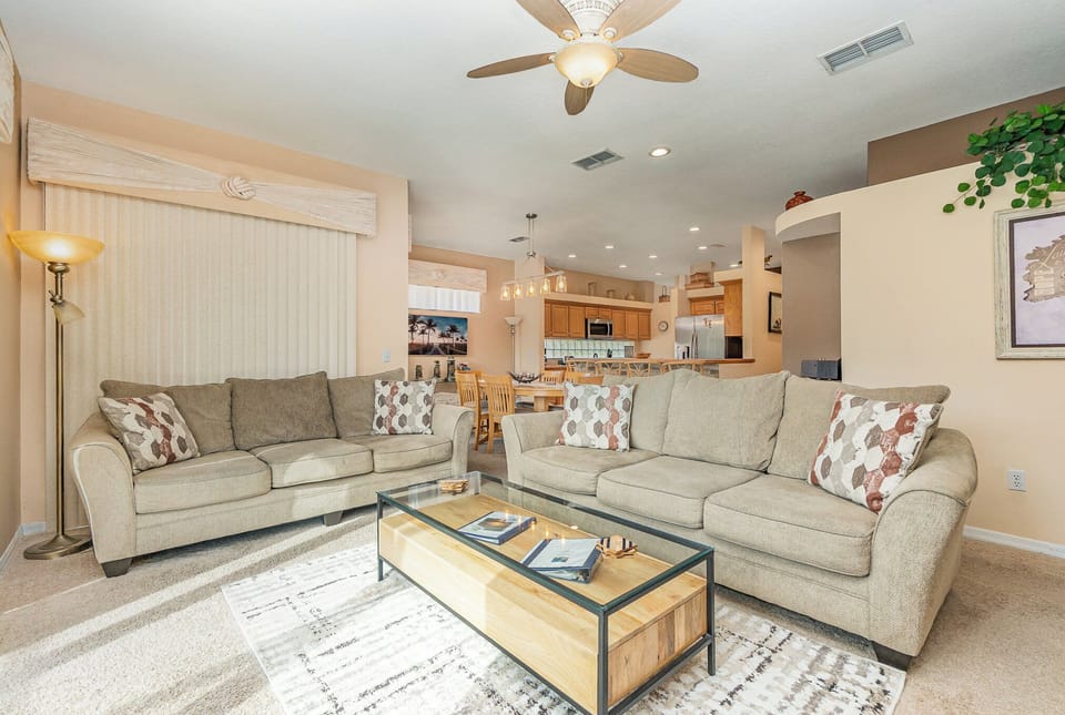 Open plan lounge/dining area.