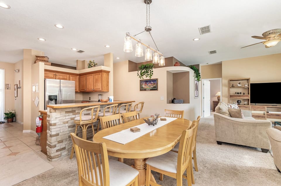 Open plan kitchen/dining area.