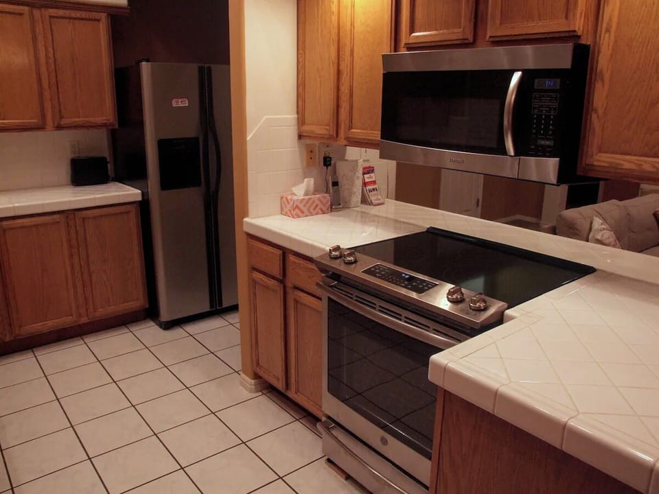 New slide-in stove convection oven, microwave, toaster, kettle, fridge