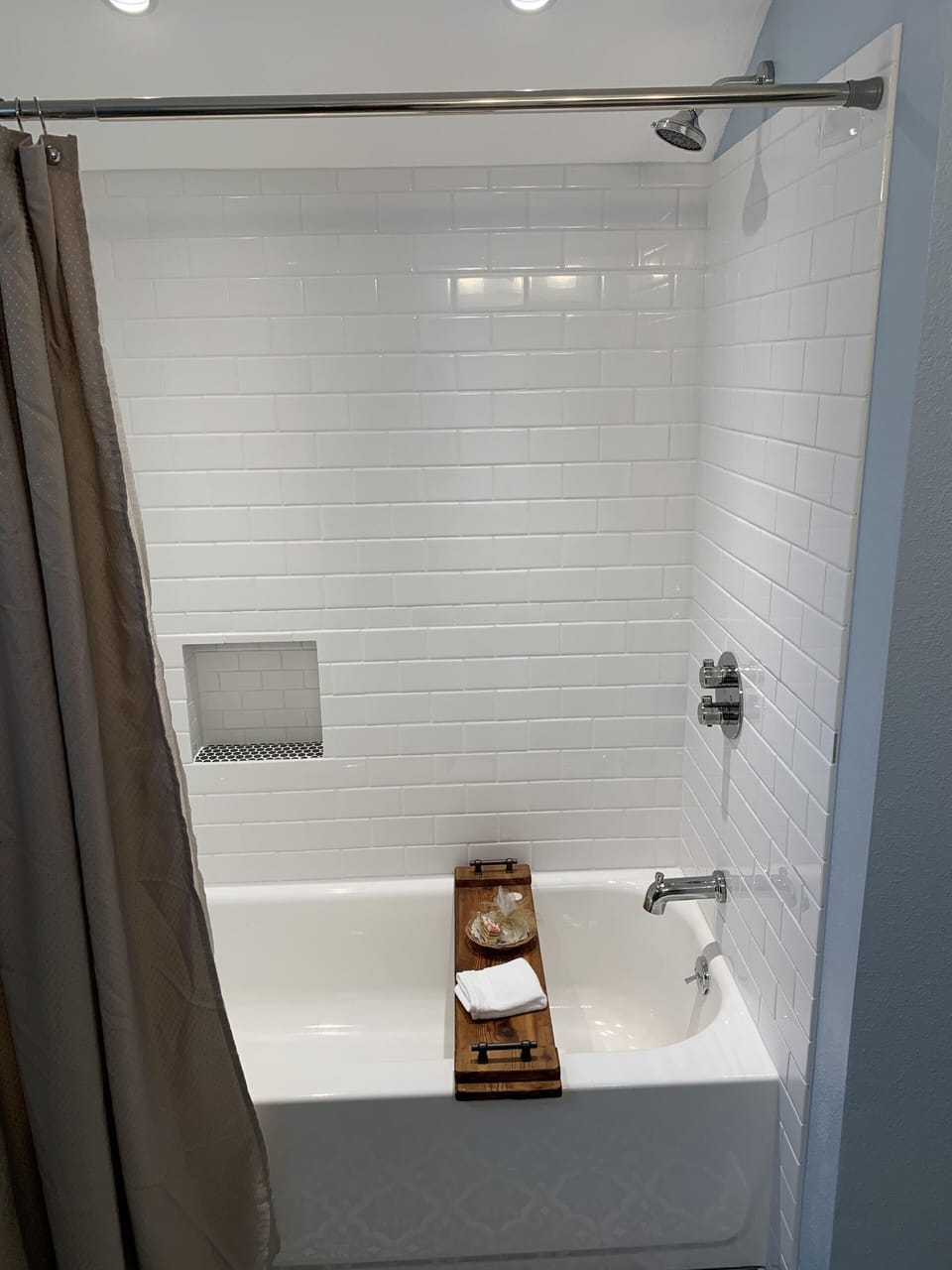 Tub/Shower in 1st bathroom.