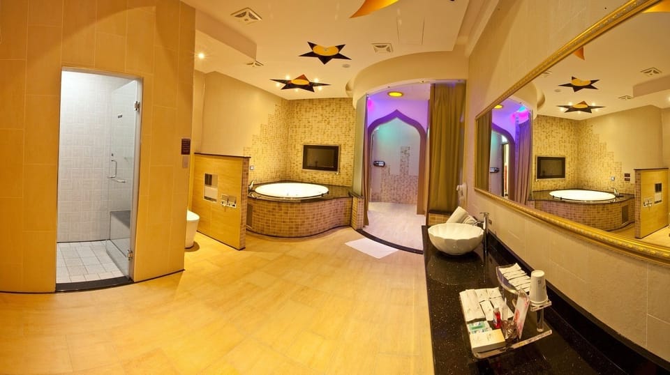 Luxury Double Room | Bathroom | Separate tub and shower, hair dryer, slippers, towels