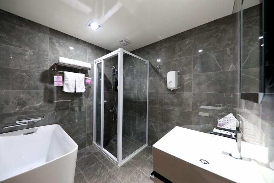 Family Quadruple Room | Bathroom | Separate tub and shower, jetted tub, free toiletries, hair dryer