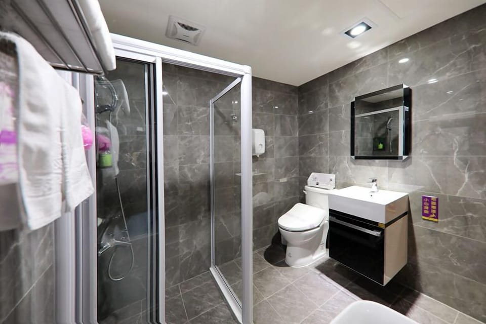 Family Quadruple Room | Bathroom | Separate tub and shower, jetted tub, free toiletries, hair dryer