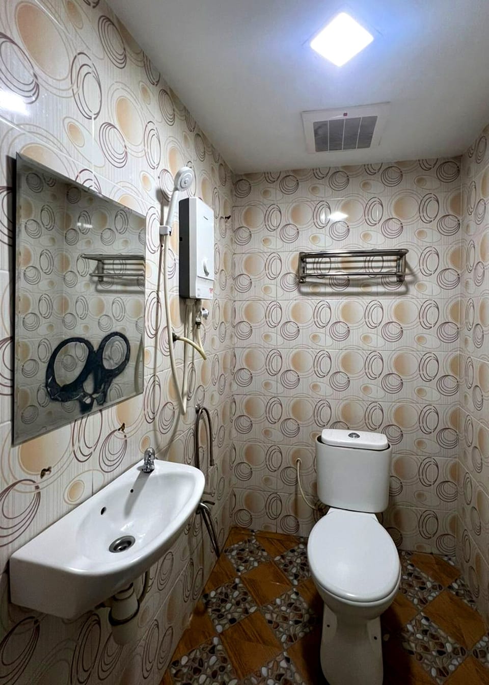 Double Room | Bathroom | Shower, free toiletries, hair dryer (on request), towels