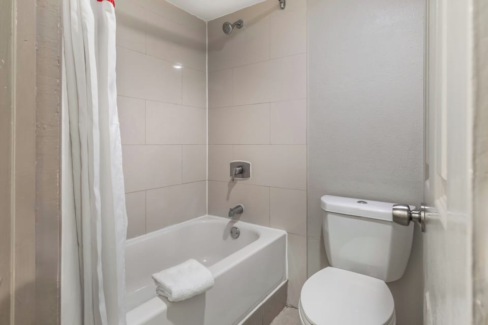 Combined shower/tub, free toiletries, towels