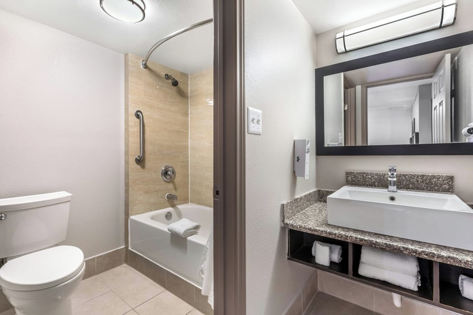 Combined shower/tub, free toiletries, towels