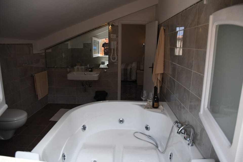 Suite, Jetted Tub | Jetted tub