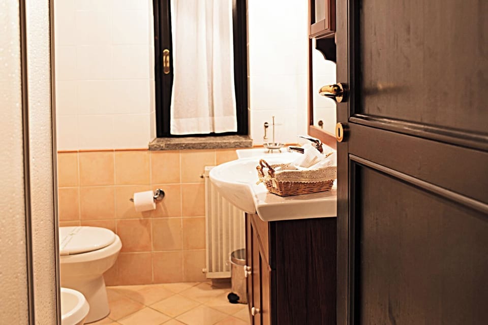 Standard Double Room | Bathroom | Shower, rainfall showerhead, designer toiletries, hair dryer