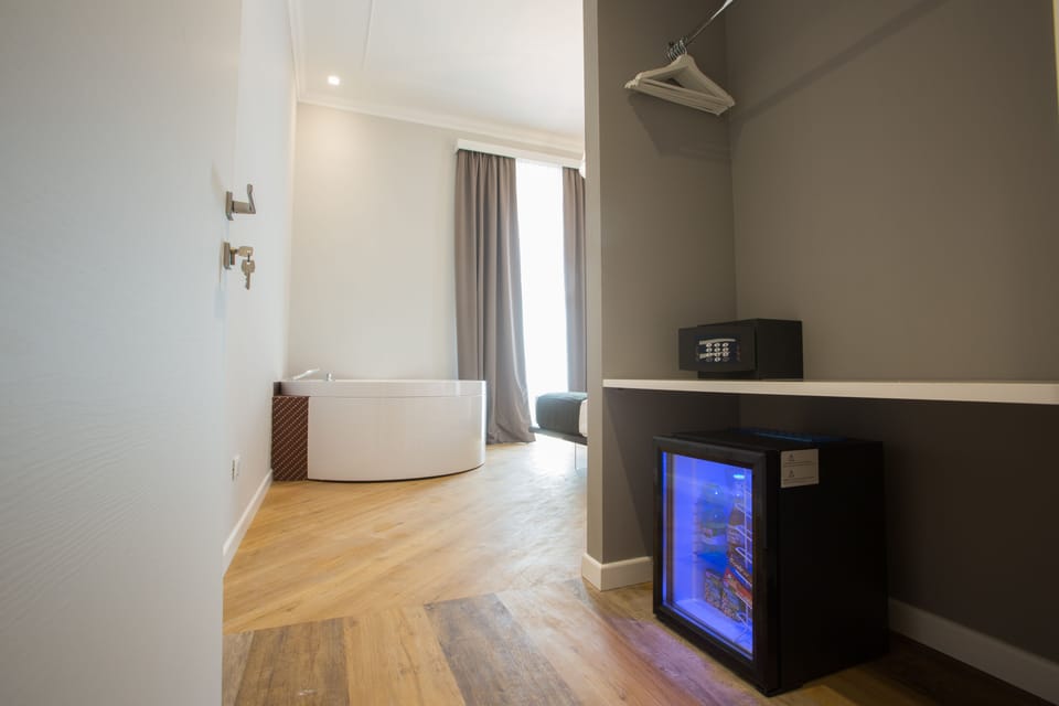 Suite, Jetted Tub | Premium bedding, down comforters, minibar, in-room safe