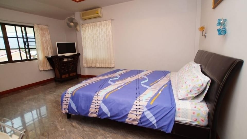 Room | 5 bedrooms, desk, blackout drapes, soundproofing