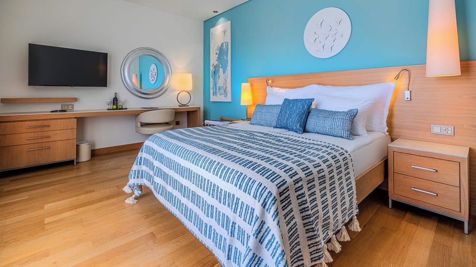 Jacuzzi Suit | Premium bedding, minibar, in-room safe, desk