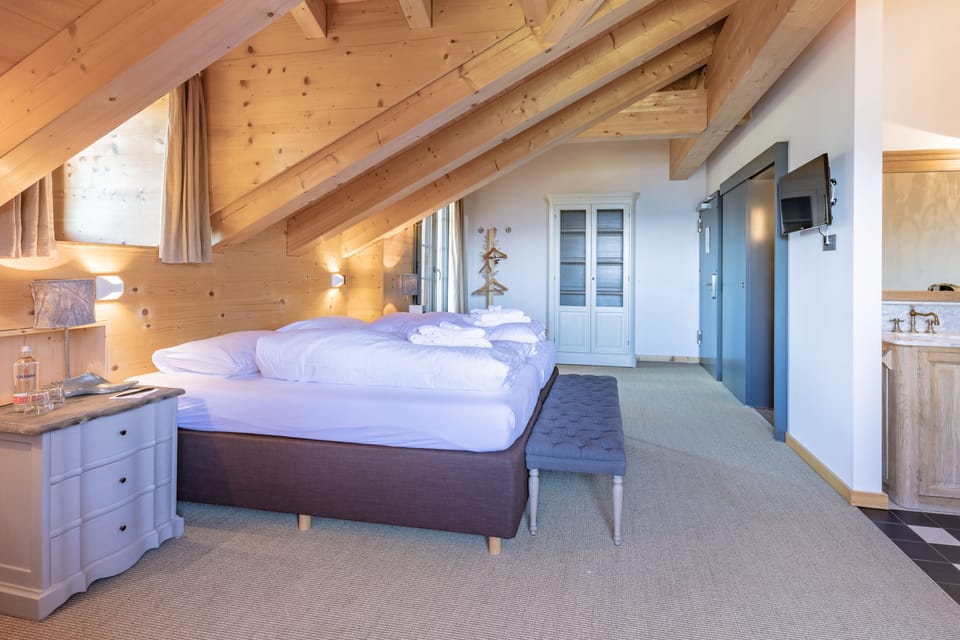 Junior Suite, Mountain View | In-room safe, individually decorated, individually furnished