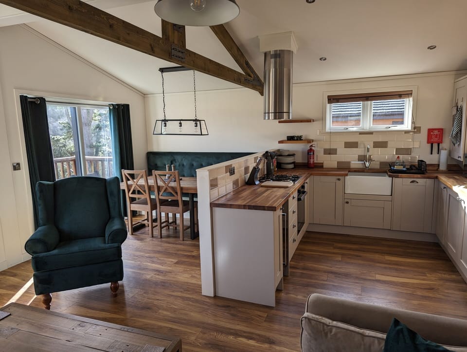 Luxury Apartment, Accessible, Ensuite (Oak Lodge - Wheelchair) | Shared kitchen