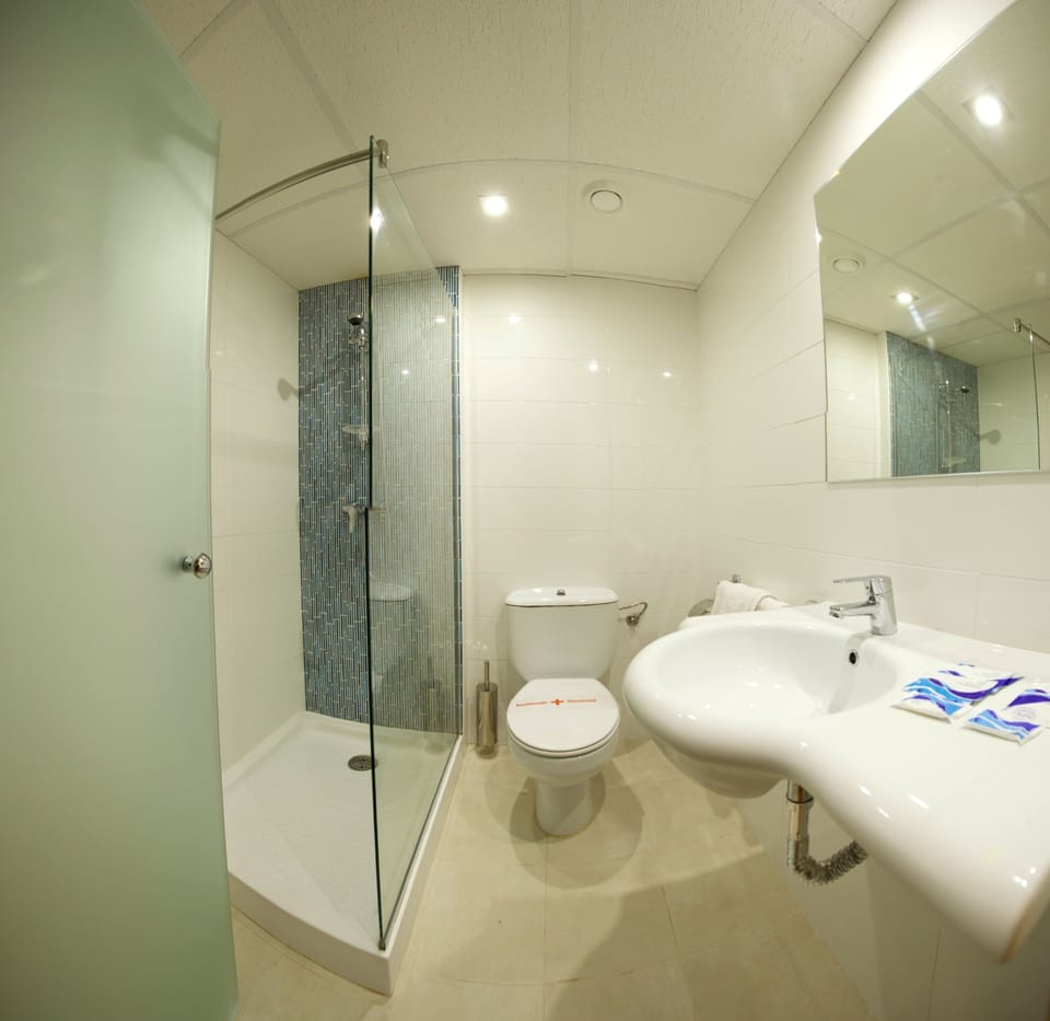Double Room, Balcony, Garden View (2 adults) | Bathroom | Shower, towels