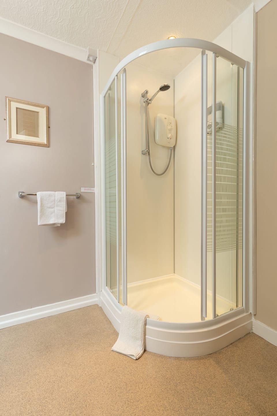 Twin Room, Ensuite | Bathroom | Shower, free toiletries, hair dryer, bathrobes