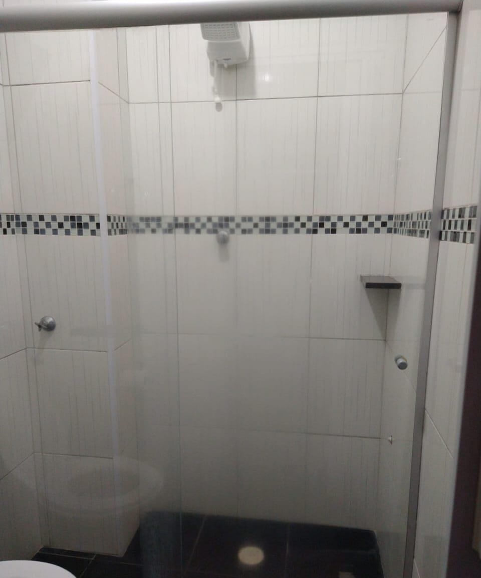 Twin Room | Bathroom | Shower, free toiletries, towels