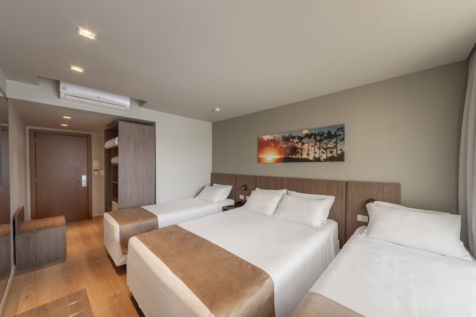 Quadruple Luxury | Hypo-allergenic bedding, down comforters, Select Comfort beds, minibar