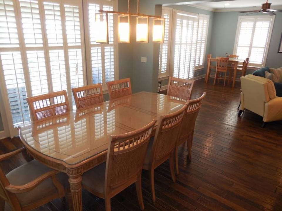 the dining area has seating for 16