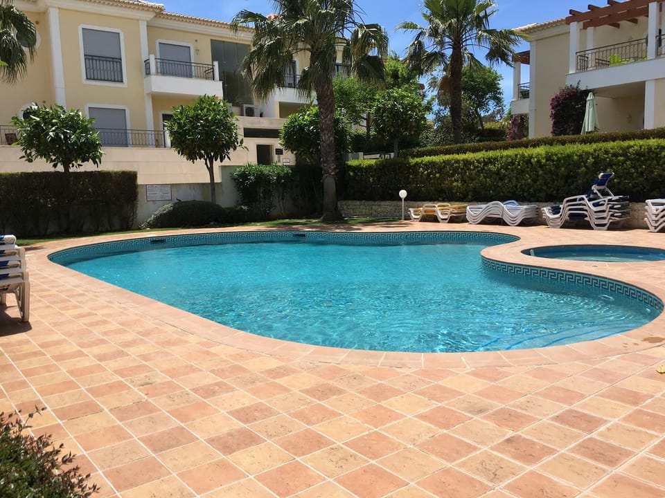 Pool & jacuzzi 