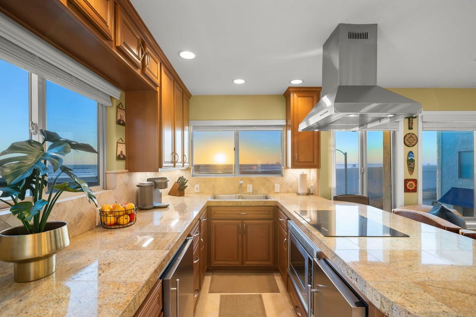 Stocked kitchen, sunset & whitewater views. Fridge/freezer storage 7.7cu. ft. 
