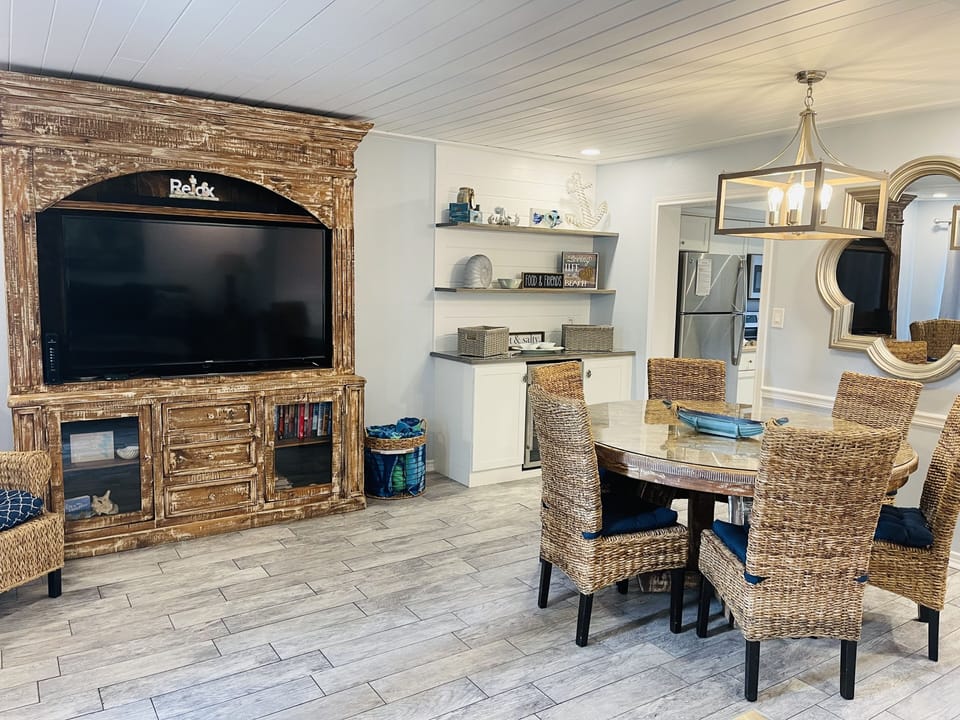 Entertainment/bar/dining area